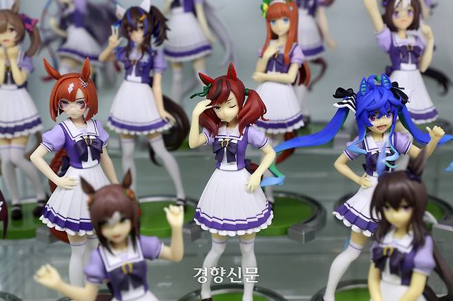 지난달 26일 서울 마포구 홍대 거리 피규어 가게에 애니메이션 피규어 제품들이 진열돼 있다. 정지윤 선임기자