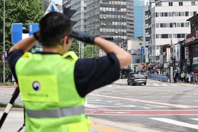 기사와 관련 없는 사진. 국립과학수사연구원 관계자들이 지난 4일 오후 서울 지하철 2호선 인근 역주행 교통사고 현장에서 사고 조사를 하고 있다. 연합뉴스