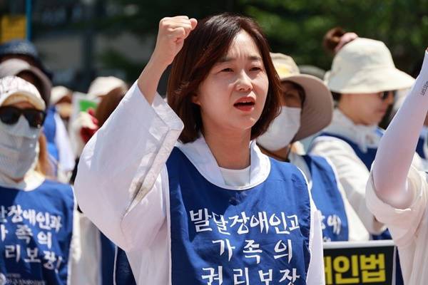 ▲ 지난달 26일 경기도청에서 열린 전국장애인부모연대 경기지부 오체투지 결의대회에 참석한 김재연 진보당 대표. 사진=진보당