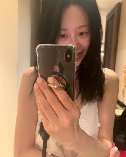 출시 6년이나 지난 구형 제품 ‘아이폰 XS’로 셀카를 찍고 있는 모습. [사진, 고현정 인스타그램]