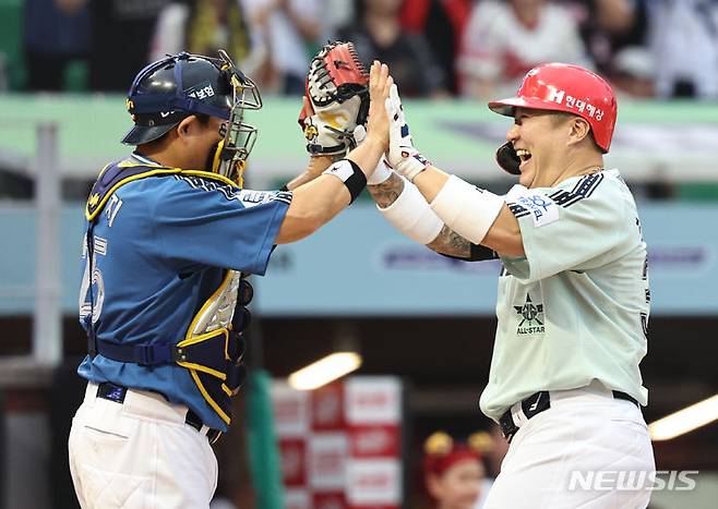 [인천=뉴시스] 김금보 기자 = 6일 오후 인천 SSG 랜더스필드에서 열린 2024 KBO 올스타전 나눔 올스타와 드림 올스타의 경기, 2회초 나눔 선두타자 기아 최형우가 솔로홈런을 친 뒤 드림 두산 양의지와 하이파이브 하고 있다. 2024.07.06. kgb@newsis.com