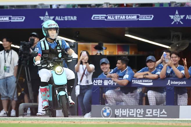 롯데 황성빈이 6일 인천SSG랜더스필드에서 열린 올스타전에서 배달라이더 퍼포먼스를 펼치고 있다. 연합뉴스