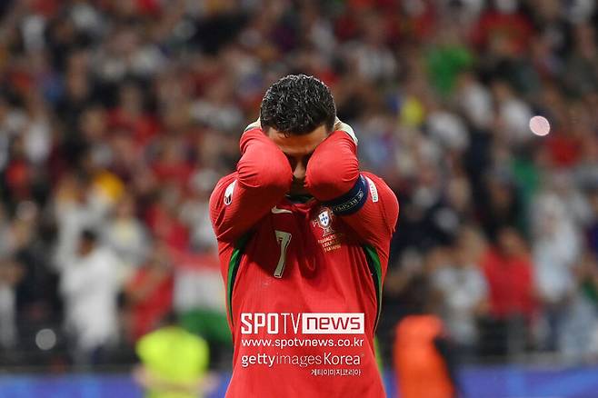 ▲ 포르투갈은 독일 함부르크 아레나(폴크스파르크슈타디온)에서 열린 유럽축구연맹(UEFA) 유럽축구선수권대회(유로2024) 8강전에서 프랑스와 만났다. '미리보는 결승전'이란 타이틀처럼 정규시간 90분 안에 결정되지 않았고, 연장전을 넘어 승부차기에서 준결승 진출 팀이 확정됐다. 39세 호날두는 이번 대회를 '라스트댄스'로 말하며 조별리그부터 풀타임을 뛰었지만 득점은 없었다. 승부차기 종료 이후 씁쓸하게 하늘을 바라보며 대회를 마무리했다