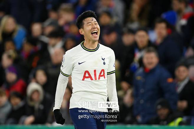 ▲ 각종 온라인 축구 커뮤니티에 따르면 손흥민은 지난 5일 경기도 용인 수지체육공원에 모습을 드러냈다. 그리고 일반인들을 상대로 조기 축구에 참여했다. 국가대표 골키퍼인 김승규도 함께였다. 프리미어리그 최고의 선수 중 한 명이자 한국 축구대표팀의 주장을 가까이서 볼 수 있는 기회였기에 이날 수지체육공원에는 2,000여 명 가까이 되는 인파가 몰린 것으로 확인됐다.