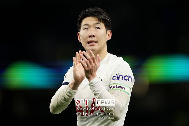 ▲ 각종 온라인 축구 커뮤니티에 따르면 손흥민은 지난 5일 경기도 용인 수지체육공원에 모습을 드러냈다. 그리고 일반인들을 상대로 조기 축구에 참여했다. 국가대표 골키퍼인 김승규도 함께였다. 프리미어리그 최고의 선수 중 한 명이자 한국 축구대표팀의 주장을 가까이서 볼 수 있는 기회였기에 이날 수지체육공원에는 2,000여 명 가까이 되는 인파가 몰린 것으로 확인됐다.