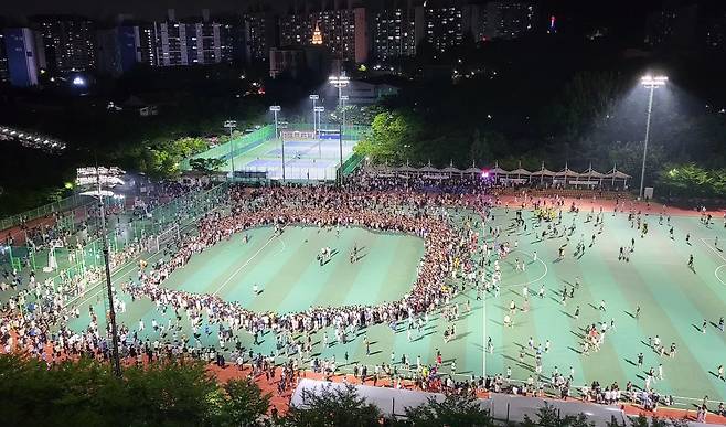 대한민구 축구대표팀과 토트넘 홋스퍼 주장 손흥민은 하마터면 조기 축구를 하다 화를 입을 뻔했다. 손흥민은 지난 5일 저녁 경기도 용인시 수지체육공원에 축구를 하기 위해 나타났다. 이때 손흥민이 조기 축구를 하러 나타났다는 소식에 수많은 사람들이 몰리면서 분위기가 과열됐다. 결국 안전을 위해 경찰과 소방 인력이 투입됐고, 손흥민은 예정보다 경기를 일찍 끝내고 귀가를 해야 했다. 지난해 여름에도 손흥민은  임영웅과 함께 조기 축구를 했지만 아무런 일이 없었는데 올해는 하마터면 사고가 일어날 뻔했다. 온라인 커뮤니티