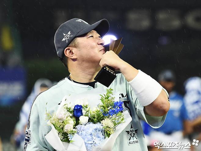 6일 오후 인천SSG랜더스필드에서 열린 '2024 신한 SOL Bank KBO 올스타전' 드림 올스타와 나눔 올스타의 경기, 나눔이 4:2의 스코어로 승리했다. 경기 종료 후 나눔 최형우가 MVP 수상 기념 촬영을 하고 있다. 인천, 박지영 기자