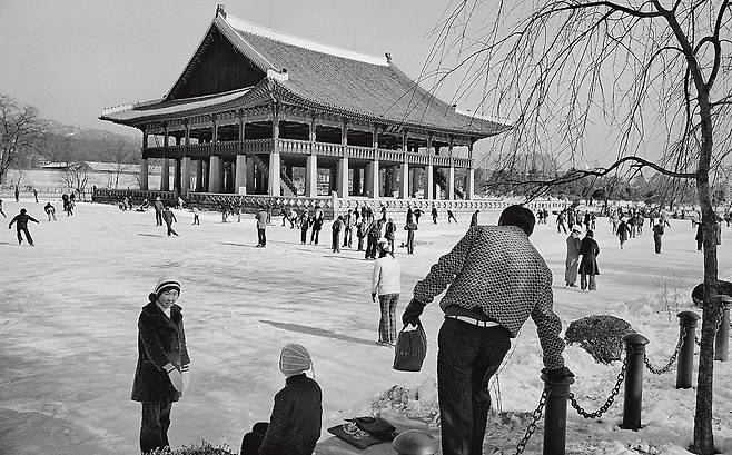 한겨울 경회루 연못은 시민들의 스케이트장으로 바뀌었다. 1974년 [한치규 제공]