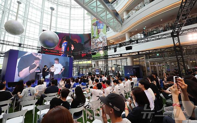 토트넘 손흥민이 6일 서울 영등포구 타임스퀘어에서 열린 아디다스 축구화 F50 발매 기념행사 '오직 스피드를 위해-SON IS COMING'에 참석해 인사말을 하고 있다. 2024.7.6/뉴스1 ⓒ News1 김도우 기자