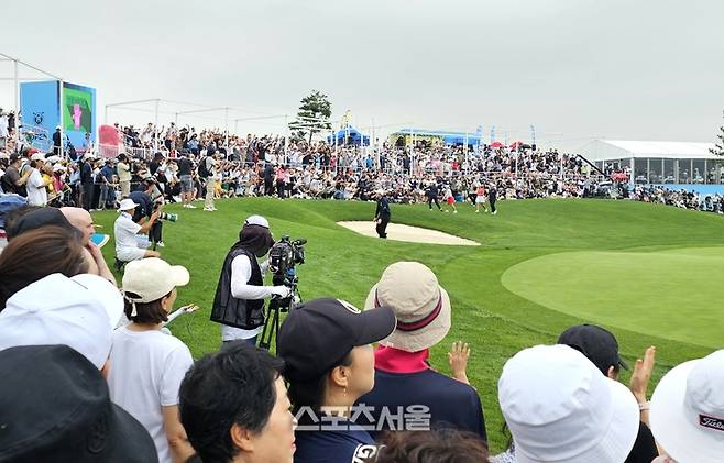 KLPGA투어 롯데오픈 최종라운드가 열린 베어즈베스트 청라GC 18번홀 그린 주변에 많은 갤러리가 선수들을 응원하고 있다. 윤이나가 극적인 버디로 공동선두로 올라선 직후여서 열기가 더 뜨겁다. 청라 | 장강훈 기자 zzang@sportsseoul.com