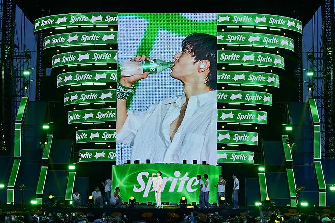 　◇5일 '워터밤 서울 2024'에서 쿨한 무대를 선보인 차은우. 사진제공=한국 코카-콜라사