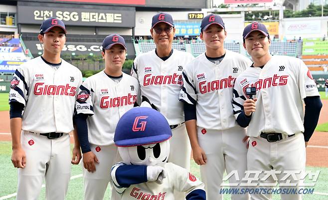 5일 인천SSG랜더스필드에서 열린 2024 KBO 퓨처스리그 올스타전, 왼쪽부터 롯데 정대선, 정현수, 김용희 감독, 박준우, 이인한이 포즈를 취하고 있다. 인천=허상욱 기자wook@sportschosun.com/2024.07.05/