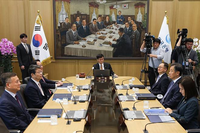 이창용 한국은행 총재가 지난 5월 23일 서울 중구 한국은행에서 열린 금융통화위원회를 주재하고 있다. /뉴스1