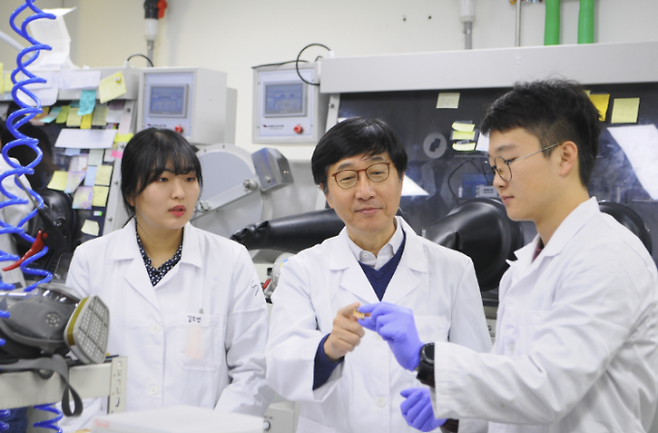 박남규 성균관대 교수(가운데)가 연구실에서 연구를 하고 있다. 과기정통부 제공
