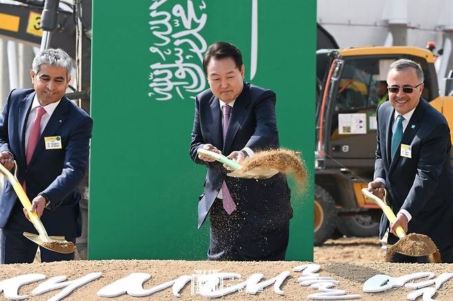 지난해 3월9일 윤석열 대통령이 울산 온산국가산업단지에서 열린 에쓰오일(S-OIL) ‘샤힌(Shaheen) 프로젝트\' 기공식에서 시삽을 하고 있다. 샤힌 프로젝트는 에쓰오일이 추진하는 9조2580억원 규모의 국내 최대 석유화학 프로젝트다. 대통령실 제공