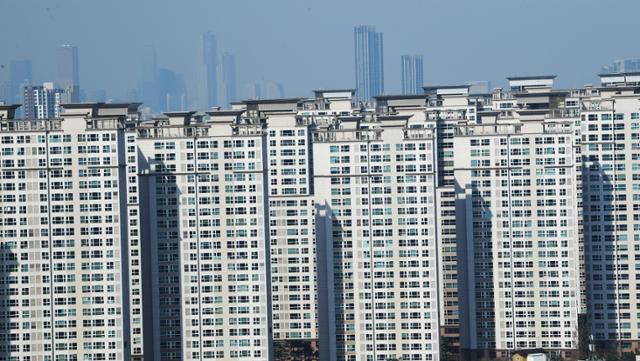 서울 강남 교보빌딩에서 바라본 강남 도심의 아파트. 한국일보 자료사진