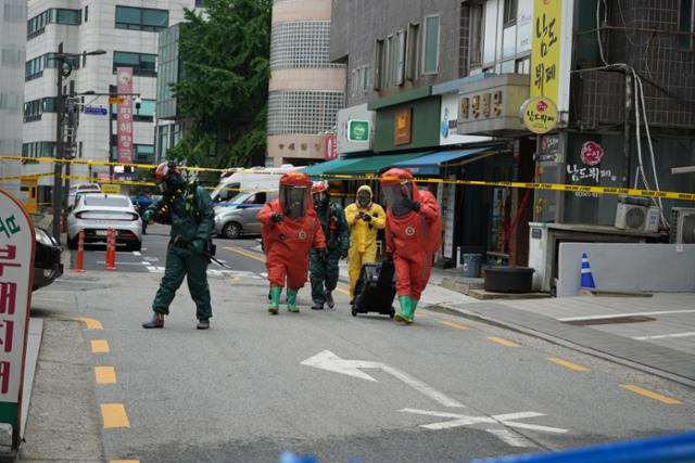 지난 6일 오후 2시쯤 서울 강남구 삼성동의 지상 5층 지하 2층짜리 근린생활시설에서 화학물질 누출로 의심되는 신고가 접수돼 소방 화학구조대와 경찰, 군 등이 현장에 출동했다. 서울 강남소방서 제공