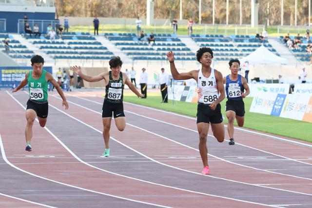 한국 육상 단거리 기대주 나마디 조엘진(오른쪽 두 번째)이 2023년 8월 19일 전남 목포종합운동장에서 열린 전국시도대항육상경기대회에서 100m를 10초36에 주파하고 있다. 대한육상연맹 제공