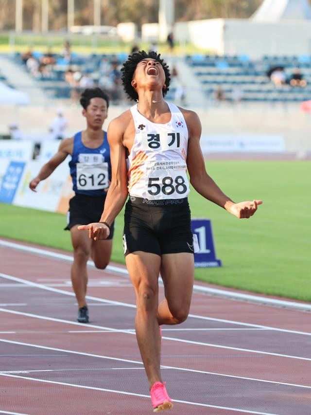 2023년 8월 19일 한국 고등부 신기록 작성한 후 포효하는 나마디 조엘진. 대한육상연맹