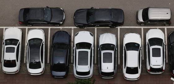 2022년 6월20일 오후 서울 시내 아파트주차장에 차량들이 세워져 있다. 연합뉴스