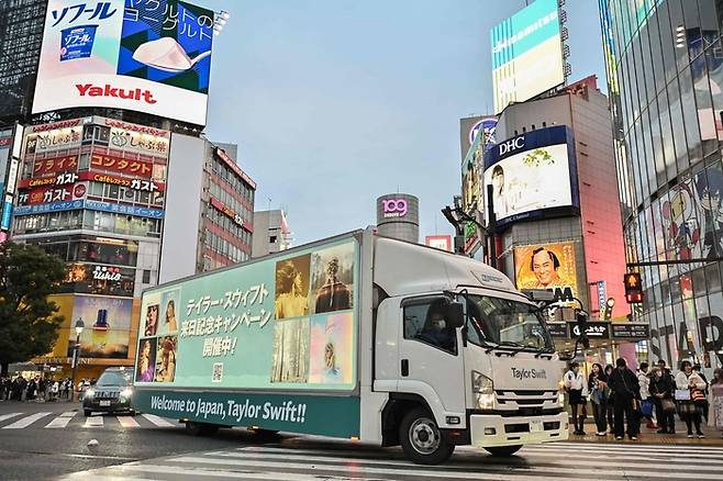 지난 2월 일본 도쿄 도심의 한 도로를 화물차가 지나고 있다. 일본 국토교통성이 인구 고령화에 따른 화물차 기사 급감에 대비해 도쿄와 오사카를 잇는 초장거리 컨베이터 벨트 추진에 나섰다.  AFP연합뉴스