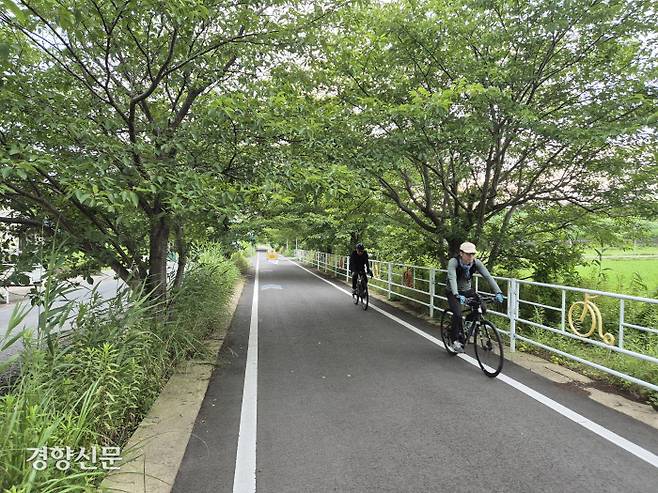 폐철도를 활용한 일본 이바라키현 쓰치우라의 자전거 도로. 경사가 완만하고 일직선 코스가 이어져 이용자들의 호응이 높다.