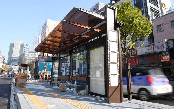 부산시가 BRT(간선급행버스체계) 정류장에 도시 숲을 만든다. 사진은 부산 중구 자갈치시장 앞 BRT 정류장. 국제신문DB