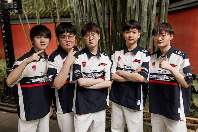 TES 선수단. 라이엇 게임즈