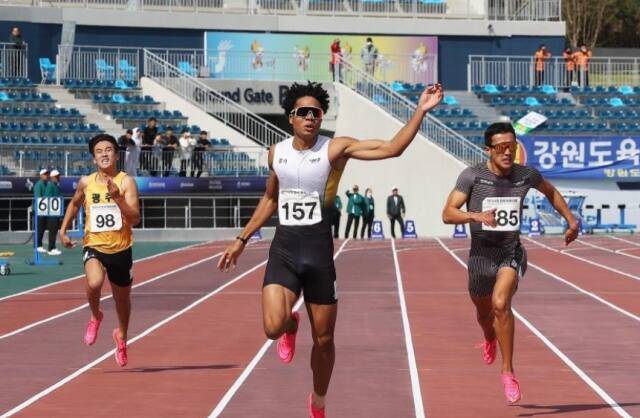 10초35 기록으로 한국 육상 남고부 100m 기록 경신한 나마디 조엘진.연합뉴스