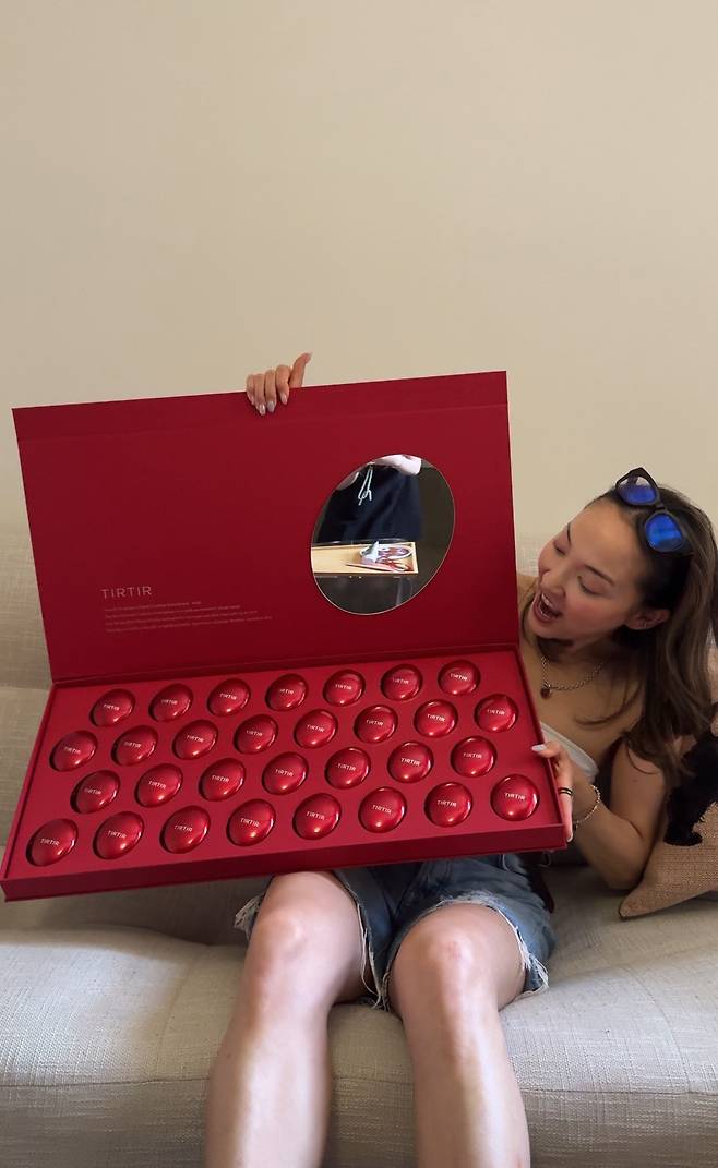 뷰티 인플루언서 이주원 씨가 티르티르의 30여가지 쿠션과 촬영하고 있다. [이주원 씨 제공]