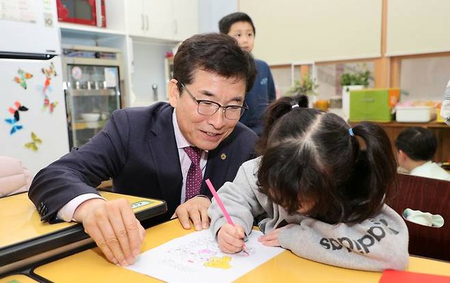 [옥천=뉴시스] 김재광 기자 = 윤건영 충북도교육감이 5일 옥천군 장야초등학교를 찾아 '늘봄학교' 운영 상황을 점검하고 있다.(사진=충북교육청 제공)2024.03.05.photo@newsis.com  *재판매 및 DB 금지