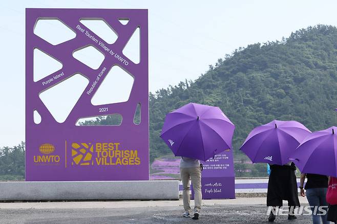 [신안=뉴시스] 박진희 기자 = 전라남도 신안군 퍼플섬 입구. 온통 보라색으로 물든 섬이다. 2024.07.06. pak7130@newsis.com