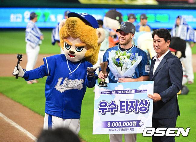 [OSEN=인천, 지형준 기자] 나눔 올스타(LG, NC, KIA, 한화, 키움)가 3년 연속 승리했다.&nbsp;나눔 올스타(LG, NC, KIA, 한화, 키움)는 6일 인천 SSG랜더스필드에서 열린 2024 KBO&nbsp;올스타전에서 최형우와 오스틴의 홈런포를 앞세워&nbsp;드림 올스타(KT, SSG, 두산, 롯데, 삼성)에 4-2로 승리했다.삼성 맥키넌이 우수타수상을 수상하며 기뻐하고 있다. 2024.07.05 / jpnews@osen.co.kr