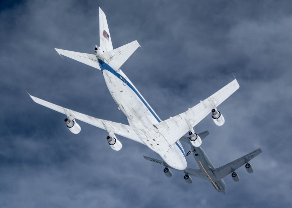 공중급유기  KC-135R이 E-4B 공중지휘통제기에 급유하는 모습. 미 공군 제공