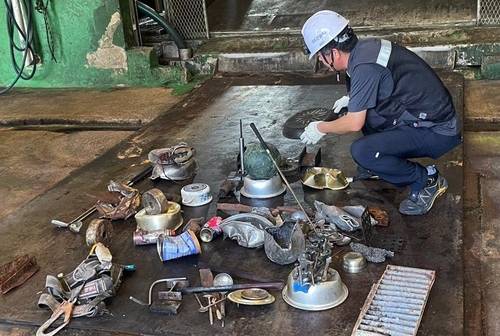 전주리사이클링타운 음식물쓰레기 파쇄기에서 나온 이물질들. 가운데 푸른 구체는 볼링공이다. 연합뉴스