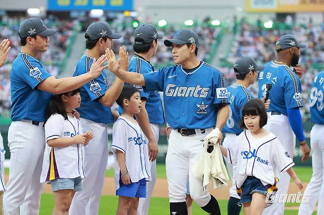 롯데 황성빈이 6일 인천SSG랜더스필드에서 펼쳐진 KBO 올스타전에서 선수단 소개에 맞춰 입장하고 있다. 왼손에는 부상 탓에 자신에게 올스타전 출전 기회를 넘긴 SSG 기예르모 에레디아의 유니폼이 들려 있다. 사진제공｜롯데 자이언츠