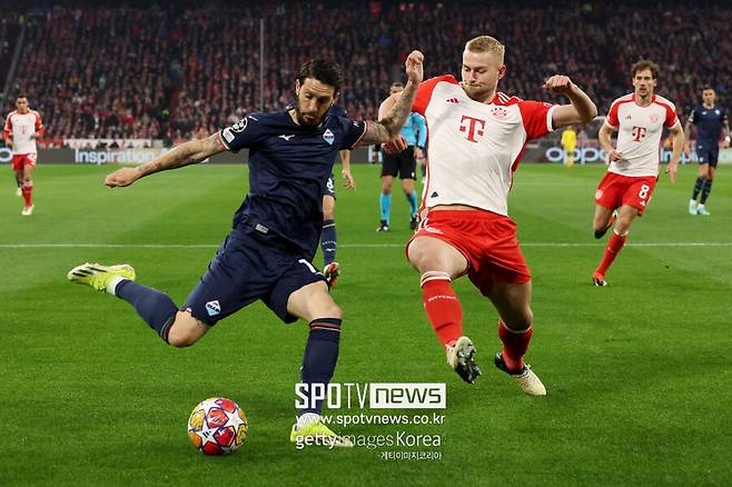 ▲&nbsp;독일 스카이스포츠의 플로리안 플라텐버그 기자는 6일(한국시간) "더 리흐트의 에이전트가 맨유로 이적하기 위해 계속 협상에 나서고 있다"라고 보도했다.&nbsp;이어 "더 리흐트는 에릭 텐 하흐 감독과 함께하는 것을 선호한다. 현재 다른 팀과 협상은 없다"라고 덧붙였다.