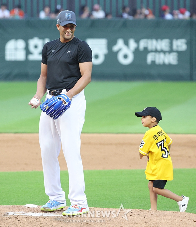 '2024 신한 SOL Bank KBO 올스타전'이 6일 오후 인천 SSG랜더스필드에서 열렸다.  드림팀 쿠에바스가 역투에 앞서 마운드에서 아들과 퍼포먼스를 선보이고 있다. /사진=김진경 대기자