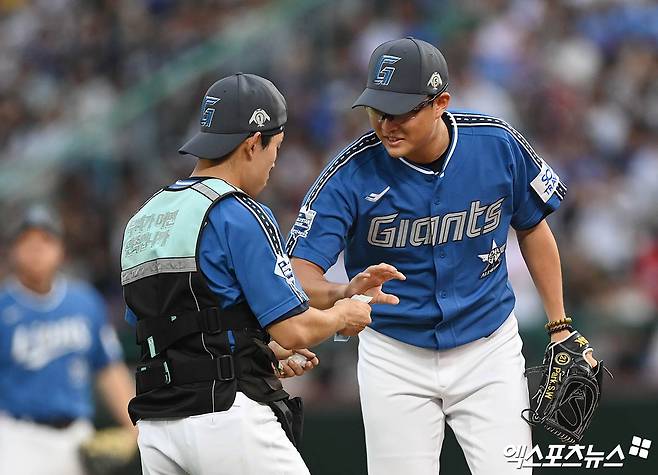 롯데 자이언츠 황성빈이 6일 인천 SSG랜더스필드에서 열린 2024 신한 SOL Bank KBO 올스타전에서 배달기사로 변신해 박세웅에게 로진을 전달한 뒤 배달비를 받고 거스름돈을 주려 하고 있다. 이날 베스트 퍼포먼스상을 수상했다. 인천, 박지영 기자