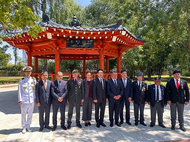 앙카라 한국공원 '한국적 미'로 재탄생 지난달 25일 '6·25 전쟁 74주년 추모행사'에 참석한 한-튀르키예 주요 인사들이 한국공원 내 전통 한국식 정자인 '우정의 집' 앞에서 기념사진을 촬영하고 있다. 
왼쪽부터 이심표 주 튀르키예 대한민국 국방무관, 홍범석 현대차 상무, 무스타파 카이막 앙카라 문화재보전위원회 이사, 아흐멧 쿠루마흐뭇 튀르키예군 4군단장, 조 콜슨 싱클래어 주 튀르키예 뉴질랜드 대사, 정연두 주 튀르키예 대한민국 대사, 파룩 쿄일뤼오을루 앙카라시 부시장, 김태규 국민권익위원회 부위원장, 베야짓 유묵 튀르키예 참전협회장, 오스만 귀뮈쉬 한국전쟁 참전용사, 함자 뒤르겐 튀르키예 퇴역부사관 대표. [현대차 제공. 재판매 및 DB 금지]