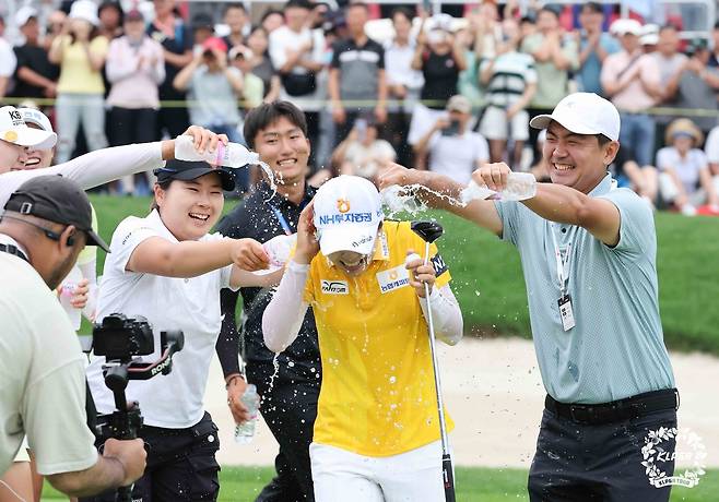 우승 축하를 받는 이가영 [KLPGA 제공. 재배포 및 DB 금지]