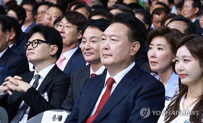 한국자유총연맹 창립 기념식 참석한 윤석열 대통령 (인천=연합뉴스) 홍해인 기자 = 윤석열 대통령이 4일 인천 남동체육관에서 열린 한국자유총연맹 창립 제70주년 기념식에 국민의힘 당권 주자인  한동훈, 원희룡, 나경원 후보와 함께 참석하고 있다. 2024.7.4 hihong@yna.co.kr