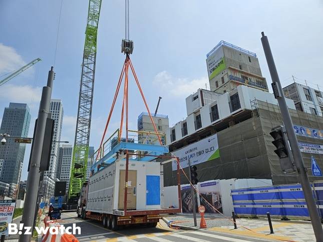 세종 행정복합중심도시 6-3 생활권에 위치한 모듈러주택 건설 현장. 트레일러에 실린 전용면적 21㎡짜리 모듈에 하늘색 밸런스빔을 체결해놨다./사진=채신화 기자