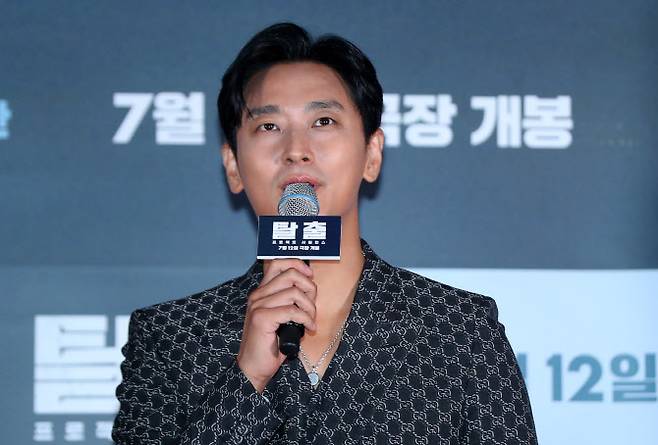 배우 주지훈이 8일 오후 서울 용산구 CGV 용산아이파크몰에서 열린 영화 ‘탈출: 프로젝트 사일런스’(감독 김태곤) 언론시사회에서 인사말을 하고 있다.故 이선균의 유작인 ‘탈출: 프로젝트 사일런스’는 짙은 안개 속 연쇄 추돌 사고가 일어나고, 붕괴 위기의 공항대교에 풀려난 통제불능의 군사용 실험견들로부터 살아남기 위해 극한의 사투를 벌이는 사람들의 이야기를 담았다. 12일 개봉. (사진=뉴시스)