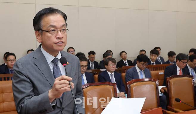 [이데일리 방인권 기자] 최상목 경제부총리 겸 기획재정부 장관이 8일 서울 여의도 국회에서 열린 기획재정위원회 전체회의에서 업무보고를 하고 있다.