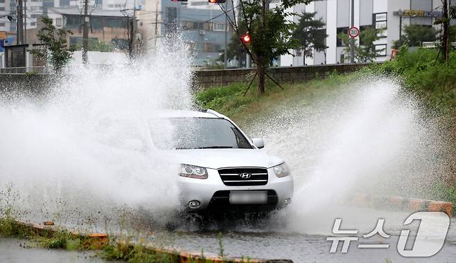 대전 중구 하천도로에서 차량이 물보라를 일으키며 주행하고 있다. 2024.7.2/뉴스1 ⓒ News1 김기태 기자