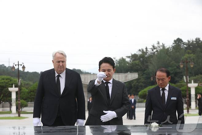 국민의힘 당권주자인 원희룡 전 국토교통부 장관이 8일 광주 북구 운정동 국립 5·18민주묘지를 찾아 5월 영령에 분향하고 있다. 2024.7.8/뉴스1 ⓒ News1 박지현 기자