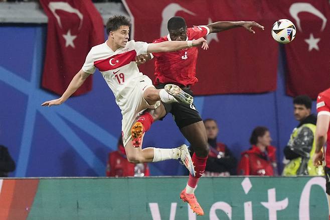 10대 후반의 어린 나이, 측면과 중앙에서 모두 활동 가능한 공격수, '아직은' 저럼한 이적료. 

토트넘 홋스퍼가 원하는 모든 조건을 갖춘 '완벽한 인재'가 등장했다. 앞 뒤 재볼 것 없이 무조건 잡아야 한다. 심지어 크리스티아누 호날두보다도 재능이 뛰어나다는 지도자들의 평가까지 붙어 있다. 유로2024에서 맹활약한 튀르키예의 '영건' 케난 일디즈(19·유벤투스)가 토트넘의 레이더망에 들어왔다.

<저작권자(c) 연합뉴스, 무단 전재-재배포, AI 학습 및 활용 금지>