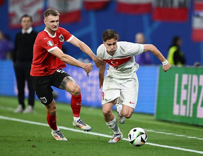 10대 후반의 어린 나이, 측면과 중앙에서 모두 활동 가능한 공격수, '아직은' 저럼한 이적료. 

토트넘 홋스퍼가 원하는 모든 조건을 갖춘 '완벽한 인재'가 등장했다. 앞 뒤 재볼 것 없이 무조건 잡아야 한다. 심지어 크리스티아누 호날두보다도 재능이 뛰어나다는 지도자들의 평가까지 붙어 있다. 유로2024에서 맹활약한 튀르키예의 '영건' 케난 일디즈(19·유벤투스)가 토트넘의 레이더망에 들어왔다.

<저작권자(c) 연합뉴스, 무단 전재-재배포, AI 학습 및 활용 금지>