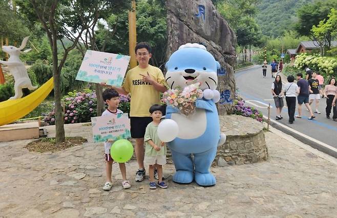 월아산 숲속의 진주 100만 번째 방문객 기념 사진.